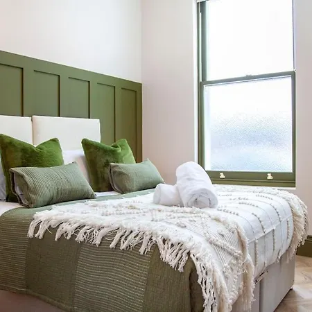 Prestige 2 Bedroom Apartment With Free Parking-3