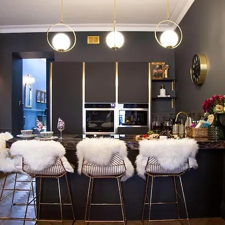 Prestige 2 Bedroom Apartment With Free Parking-2